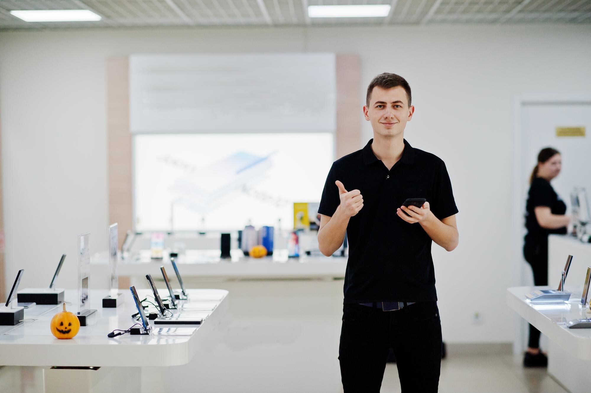 vendedor hombre consultor profesional telefonia movil tienda o tienda tecnologia 627829 4983